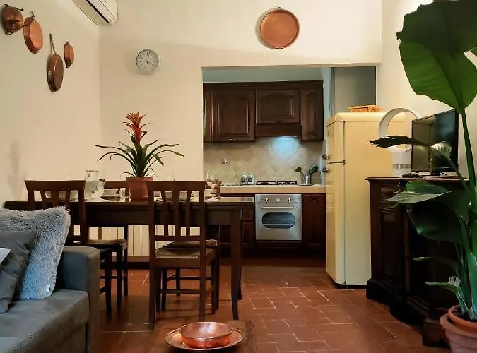 Overlooking\'S Duomo Apartment In Mercato Centrale