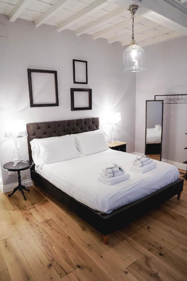 Art Black & White Apartment Florence