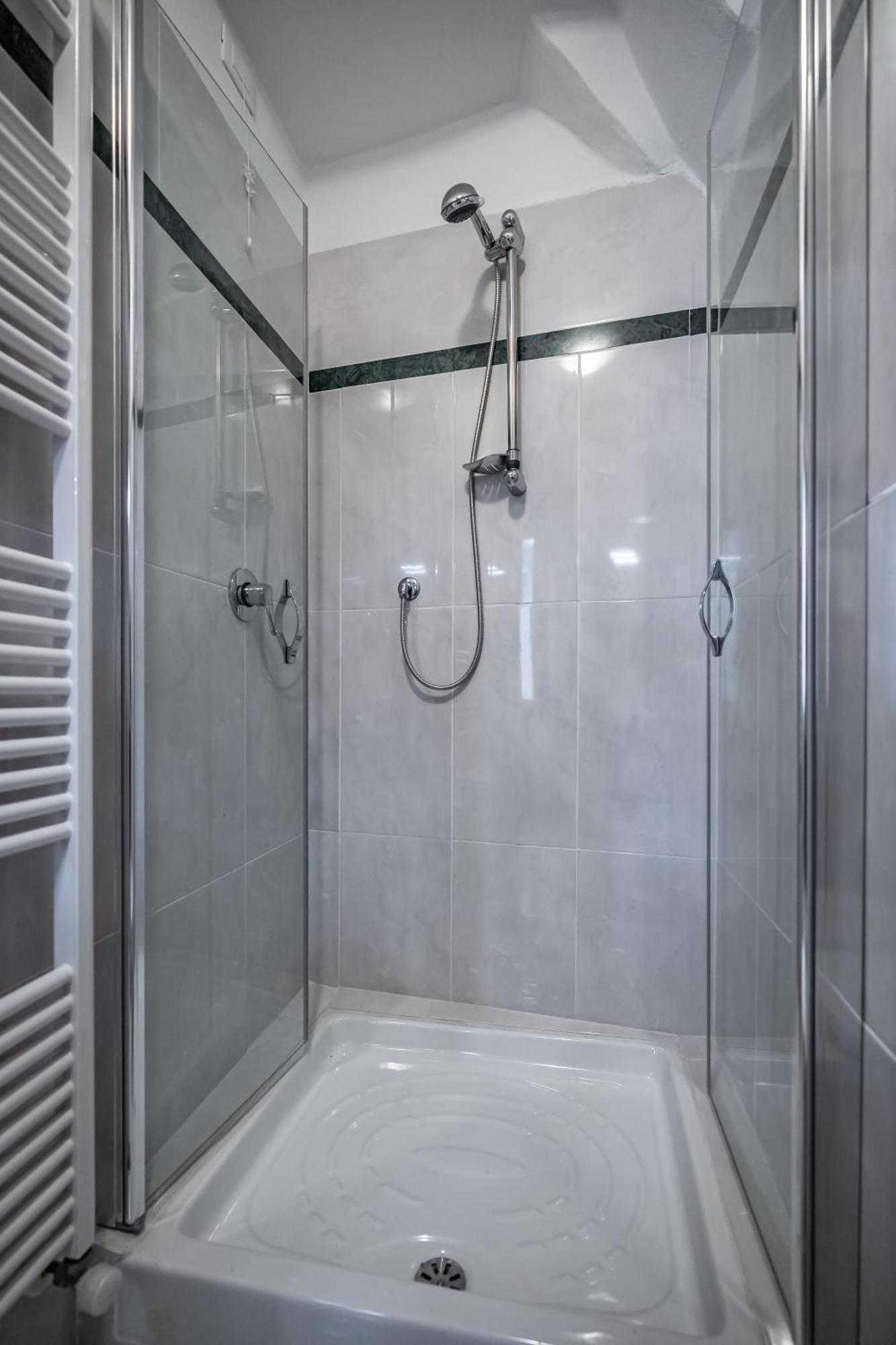 Yid Agnolo Three Bedroom In Apartment *