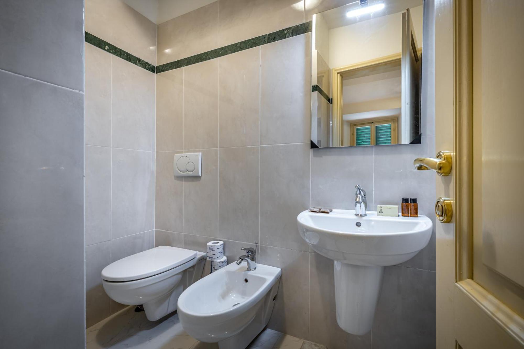 Yid Agnolo Three Bedroom In Apartment