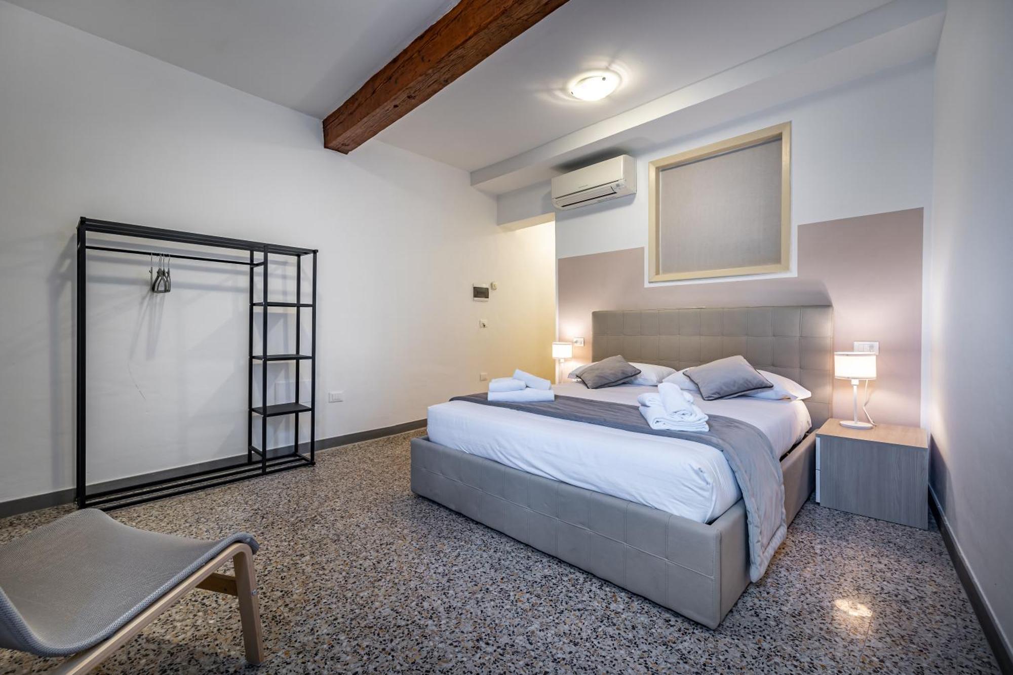 Yid Agnolo Three Bedroom In Apartment *