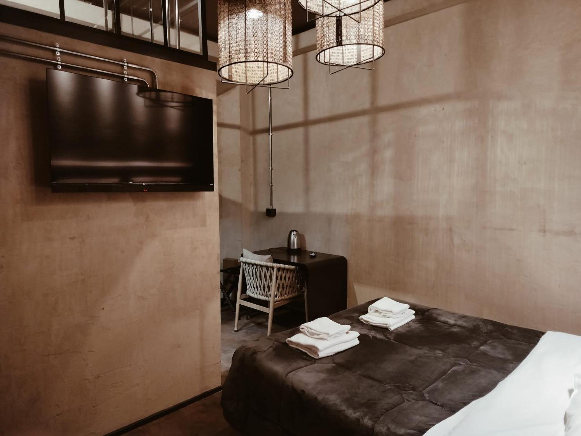 & 7 Hostel