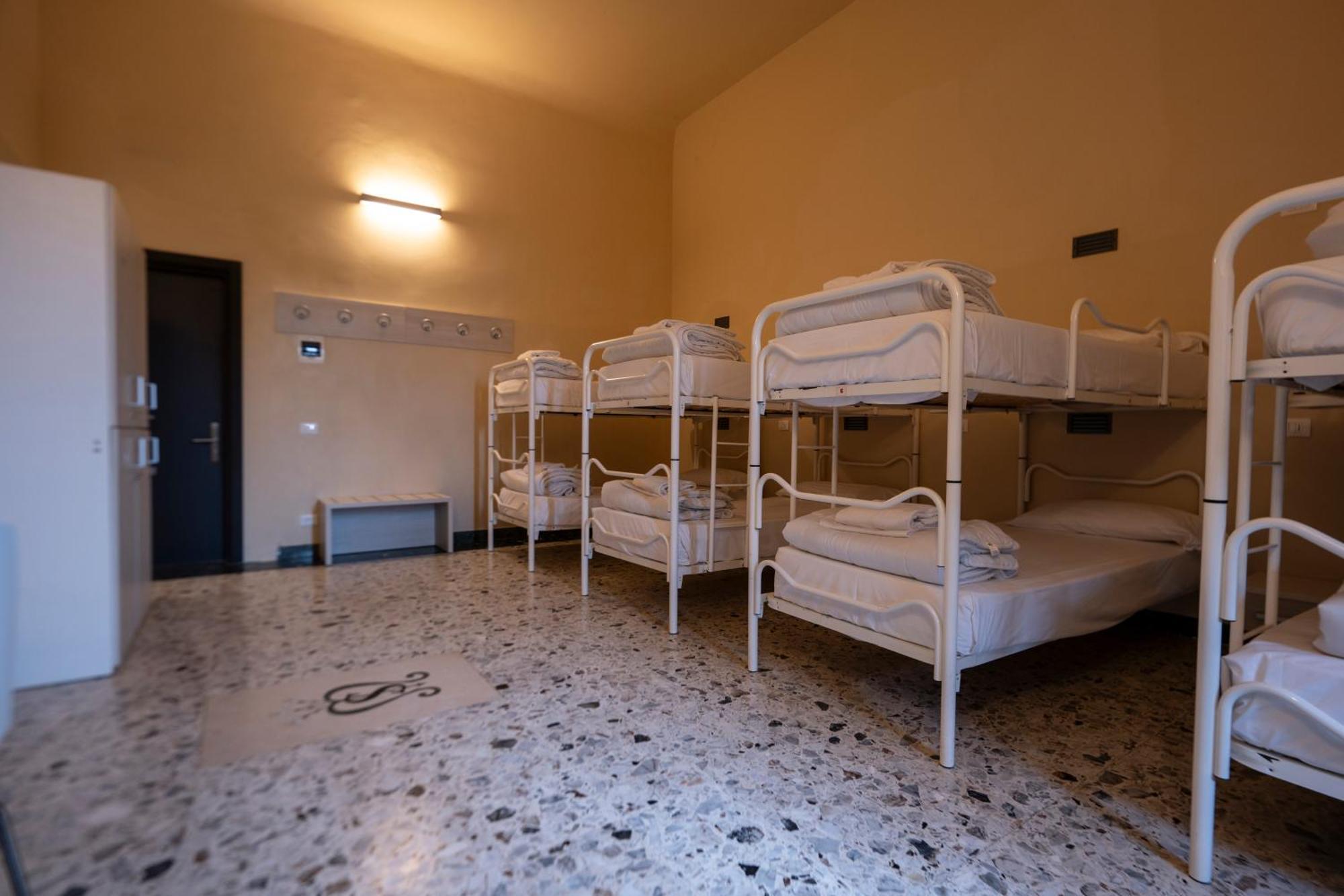 Hostel & 7 *