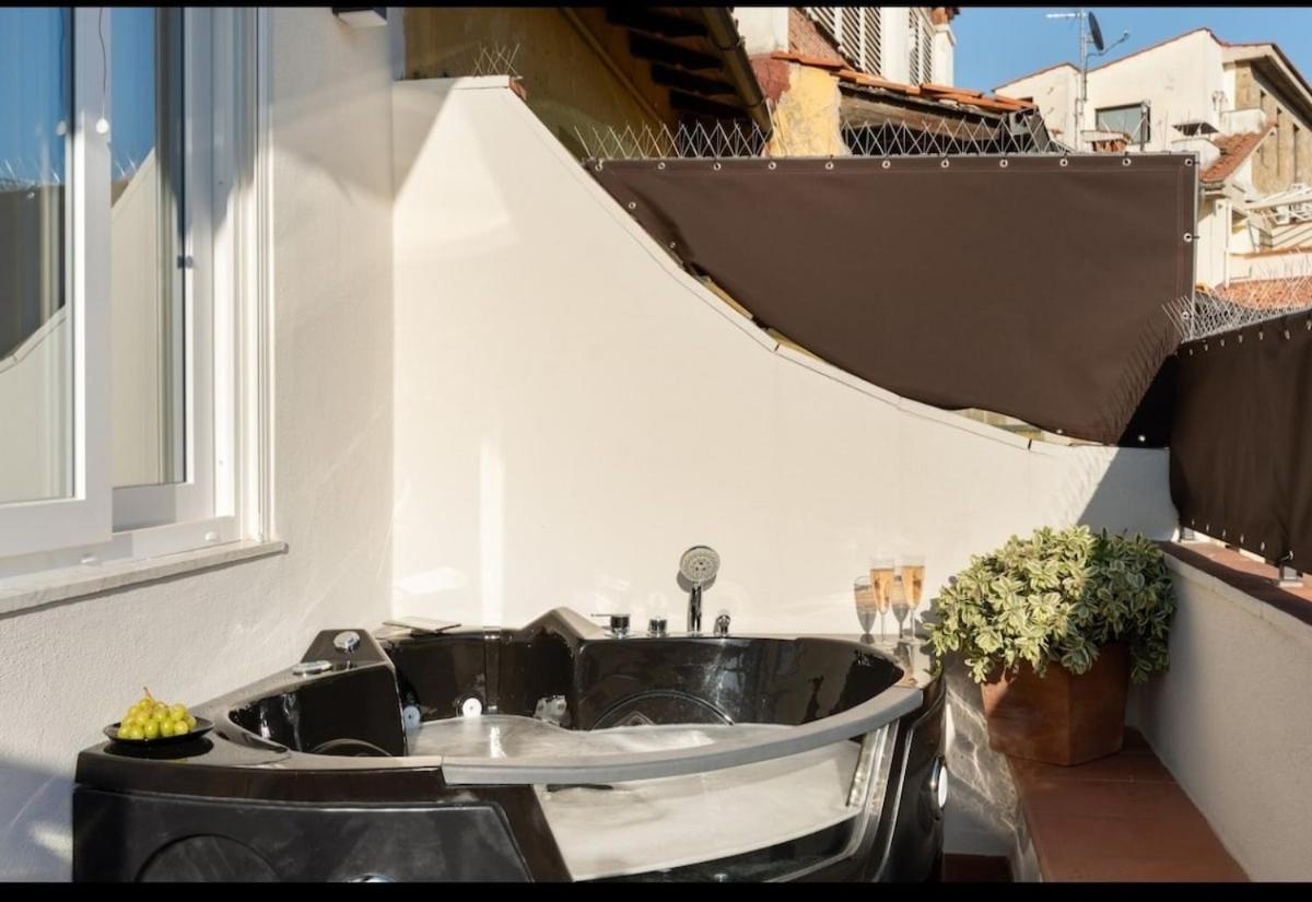 Ponte Vecchio Glow Jacuzzi Florence