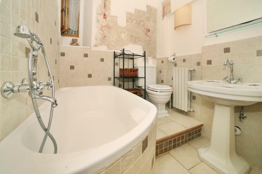 In Private Estate,shared Pool,parking,3km To Ponte Vecchio Florence