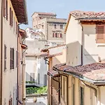 Piazza Santa Croce Design Apartment with Balcony