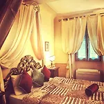 Classic Style Apartment In Center