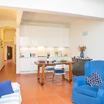 Santa Maria Novella Bright Apartment