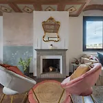 Via Lamberti, 3 - Florence Charming Apartments - Charming And Historic 5Th-Floor Attic Apartment With Elevator In A Building At The Heart Of Vibrant Florence, Just A 2-Minute Walk From All Attractions