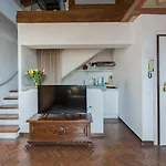 Via Lamberti, 3 - Florence Charming Apartments - Charming And Historic 5Th-Floor Attic Apartment With Elevator In A Building At The Heart Of Vibrant Florence, Just A 2-Minute Walk From All Attractions