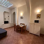 A Due Passi Dall\'Accademia
