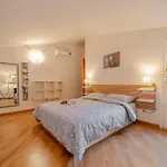 Mosse Bridge Apartment By Mamo Florence