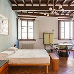 Stunning & Sunny Studio Near Piazza Santo Spirito