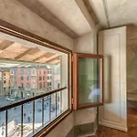 Accademia Frescoes Apartment