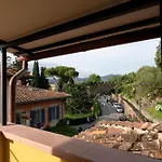 Luca\'S Home Over The Rose Garden