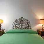 Aurora\'S, Renaissance Suite, Historic Apartment, Pivot Location, Few Walks From All, Ac Bedroom