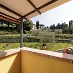 Luca\'S Home Over The Rose Garden