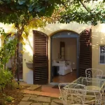 Enchanting Apartment With Patio, Lungarno Firenze