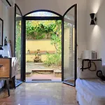 Enchanting Apartment With Patio, Lungarno Firenze