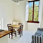 Luminous And Spacious Boboli Apartment
