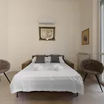 Flora - Brand New Apartment Near Historic Center