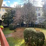 Cozy Apartment With Access To Garden