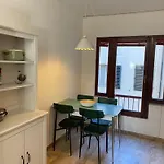 Cozy Apartment With Access To Garden