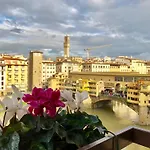 Ponte Vecchio View Luxury Apartment