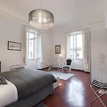 Old Bridge: Historical And Chic Apartment