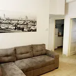 Twelveholly Apartment