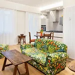 Giovanni Angelico Wood And Design Apartment