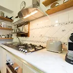 Santa Maria Novella 6 sleeps near the central station