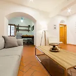 Santa Maria Novella 6 sleeps near the central station