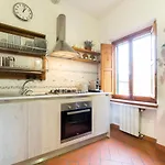Santa Maria Novella 6 sleeps near the central station