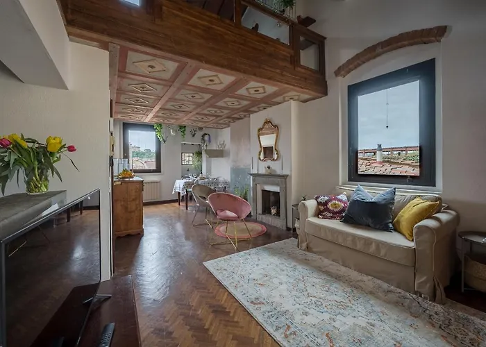 Via Lamberti, 3 - Florence Charming Apartments - Charming And Historic 5Th-Floor Attic Apartment With Elevator In A Building At The Heart Of Vibrant Florence, Just A 2-Minute Walk From All Attractions