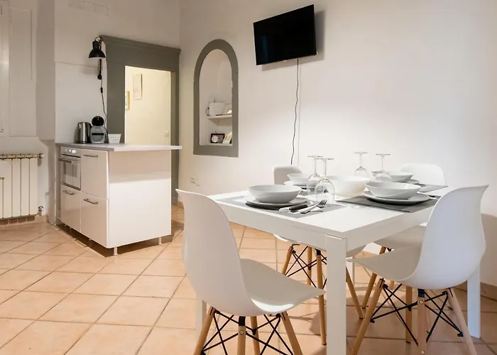 2 Rooms Next To A Market And Piazza Santa Croce - Homeunity