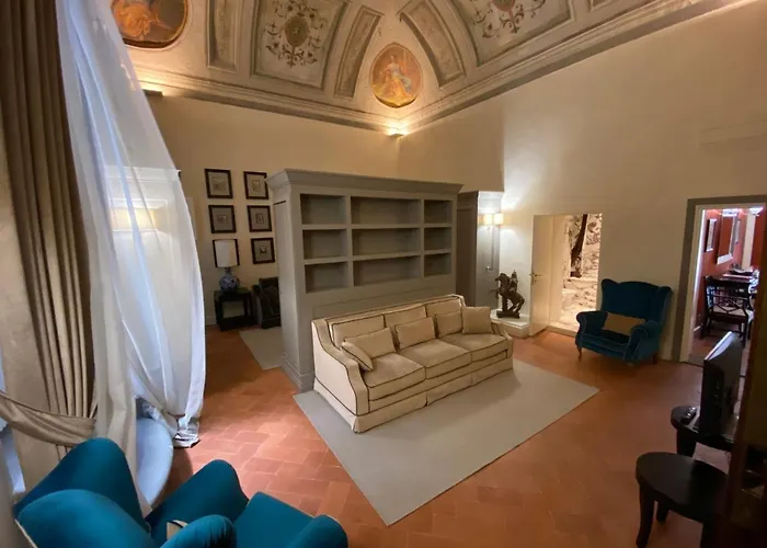 Luxury Frescoed Apartment In The Center