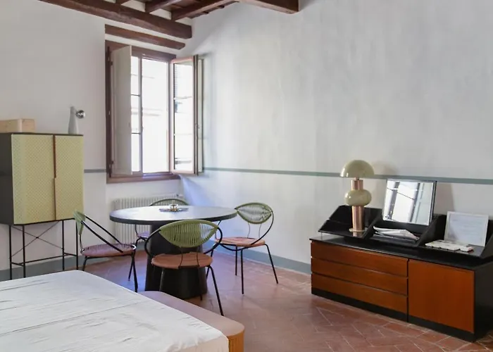 Stunning & Sunny Studio Near Piazza Santo Spirito