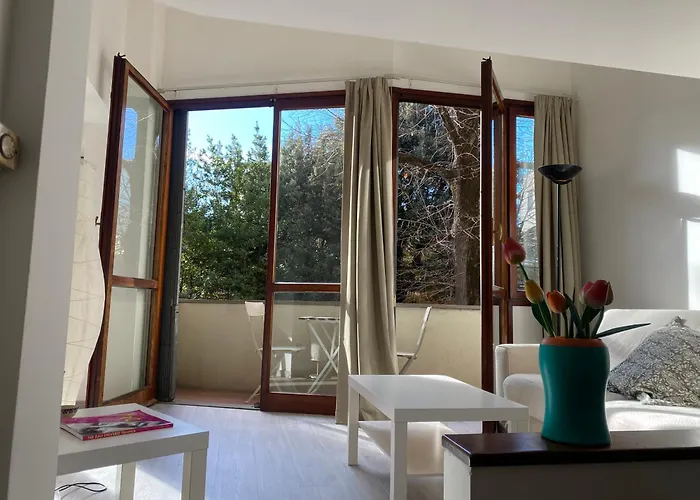 Cozy Apartment With Access To Garden