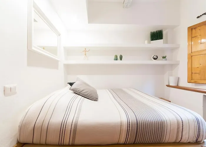 Santa Maria Novella 6 sleeps near the central station
