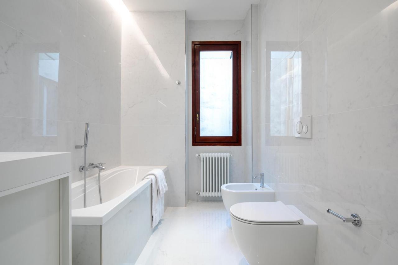 Ponte Vecchio White Apartment *