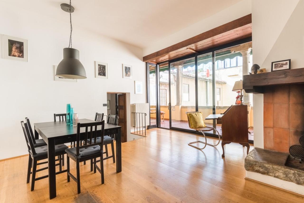 Apartment Refined Flat With Private Loggia In San Frediano Florenz