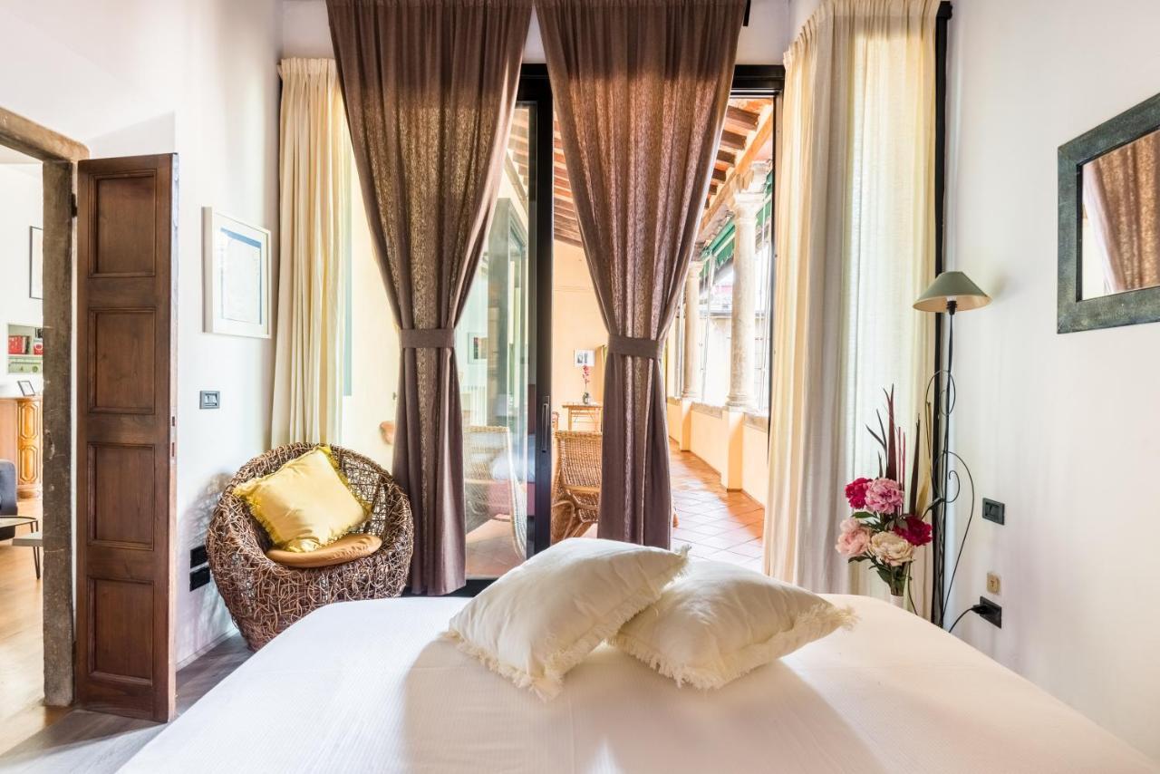 Refined Flat With Private Loggia In San Frediano Apartment Florenz