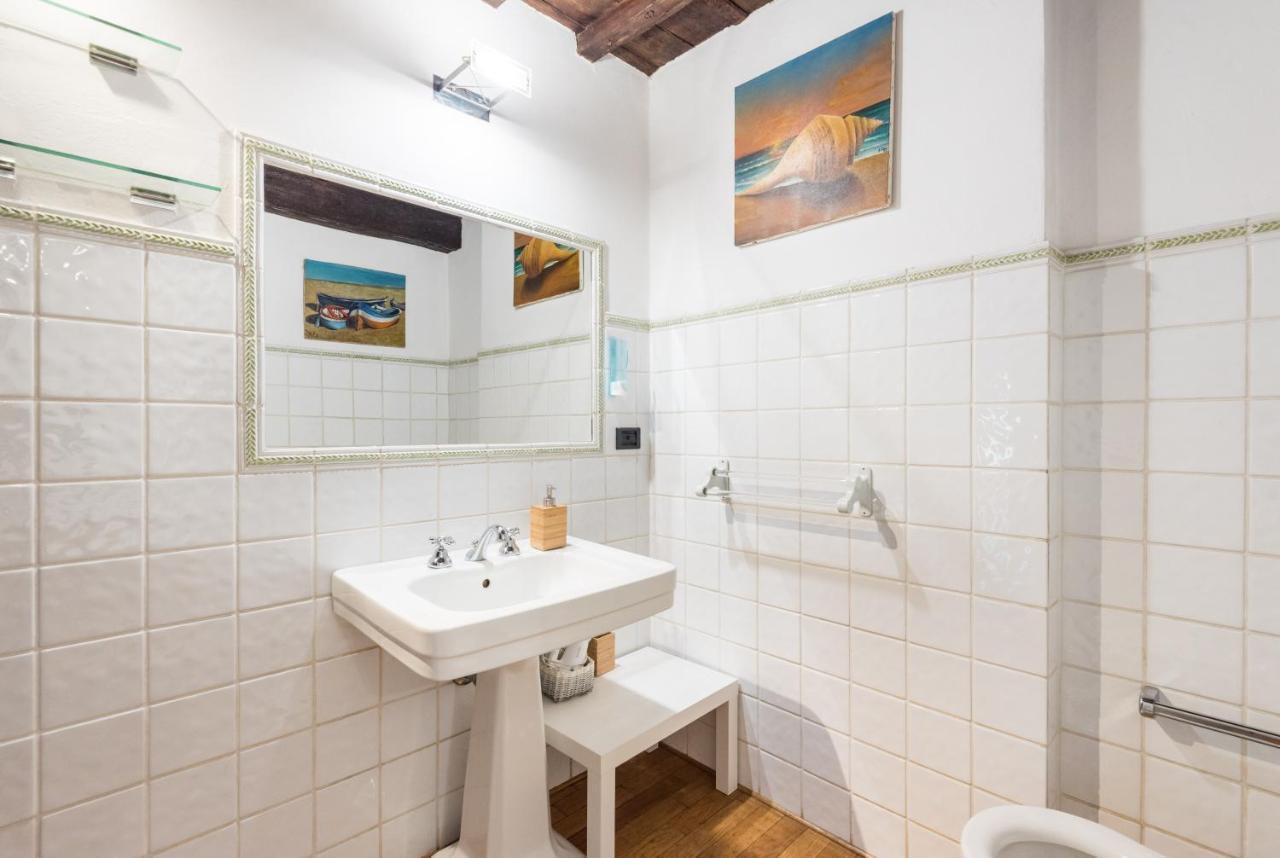 Apartment Refined Flat With Private Loggia In San Frediano Florenz
