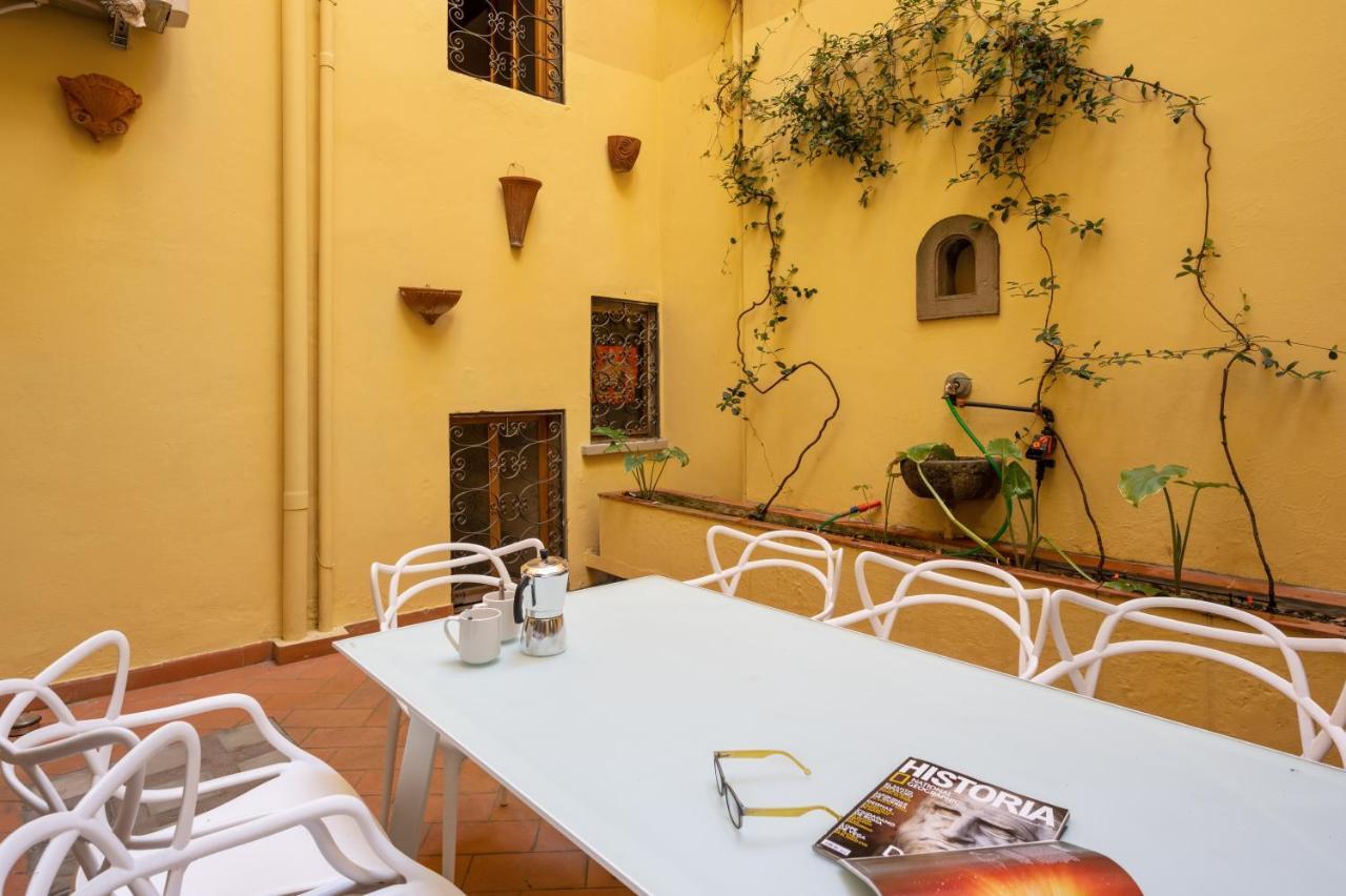 Palazzo Pitti With Terrace Apartment