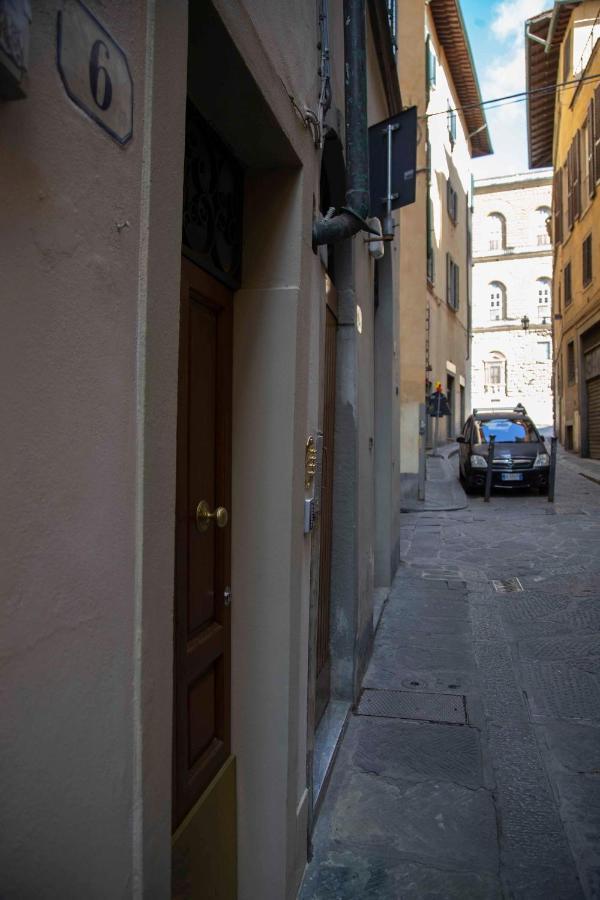 Valia Pitti 3 *
