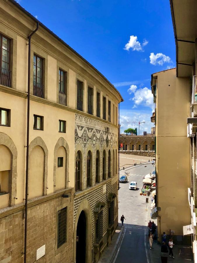Date In Ponte Vecchio Apartment