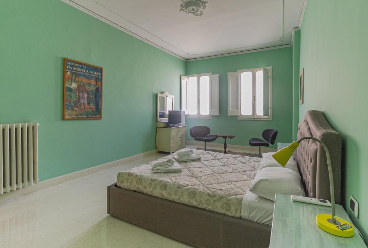 Apartment Spacious Three Bedroom On The Arno *