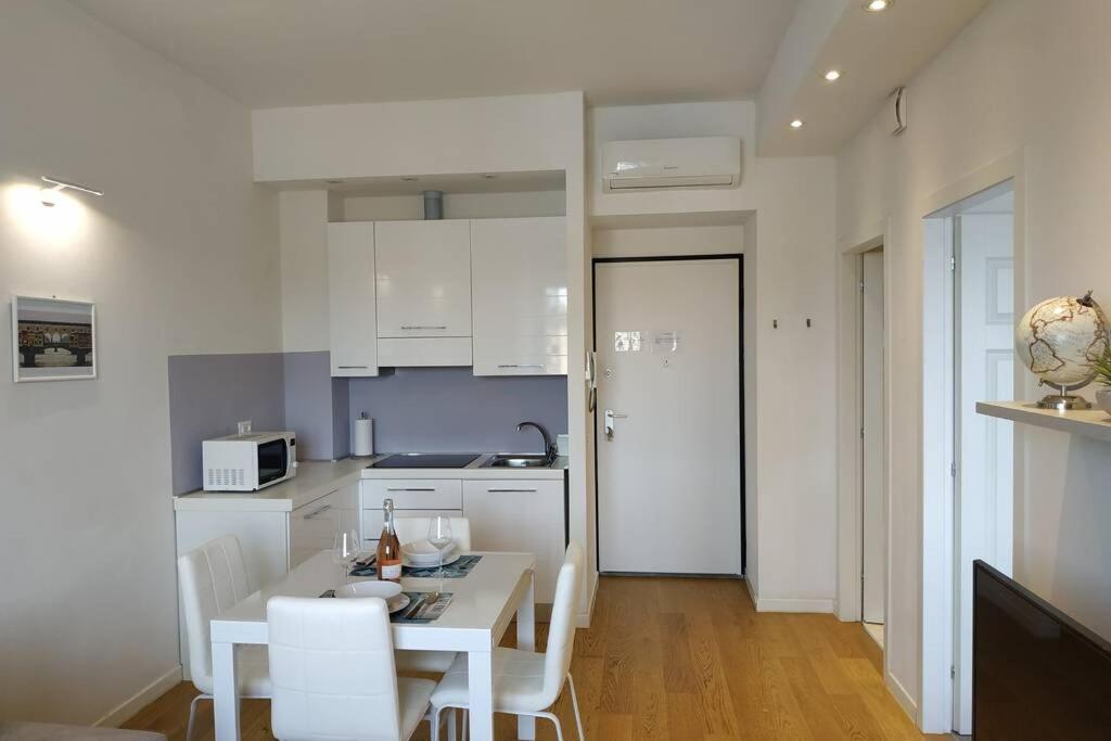 Shelley Apartment *