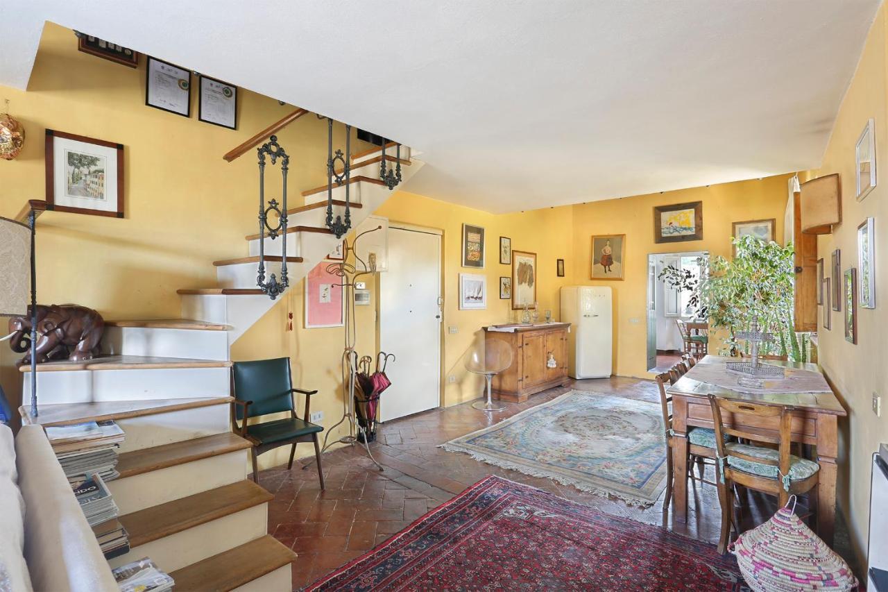 A Postcard View In A Vintage Appartamento
